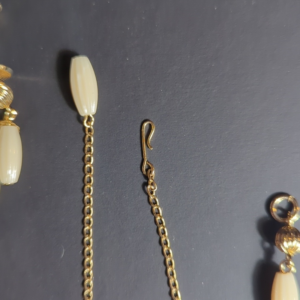 Elegant Gold and Cream Jewelry Set Vintage - Picture 8 of 9